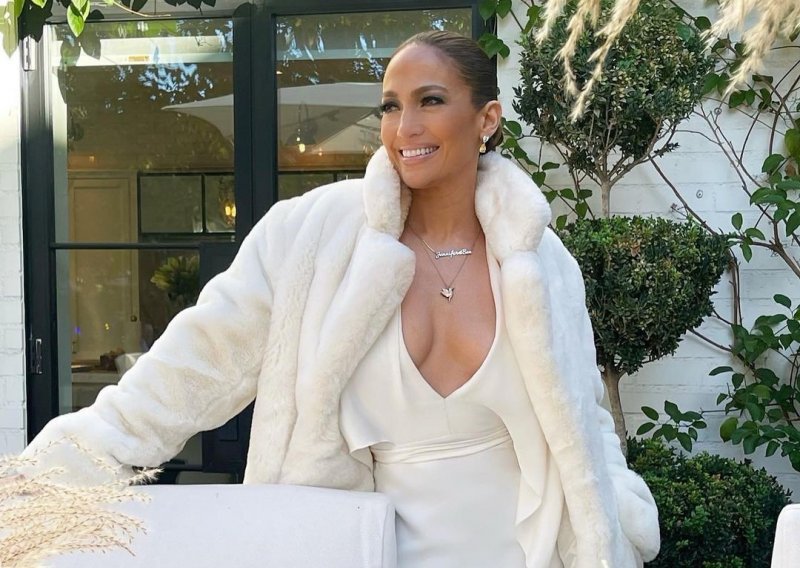 Od plesa na stolu do bikini izdanja: Ovako je Jennifer Lopez proslavila 54. rođendan