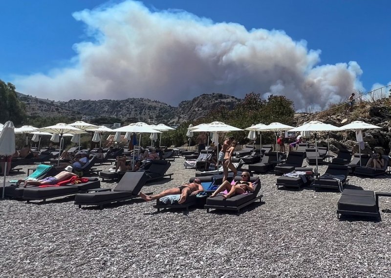 Turisti bježe od požara, a političari uvjeravaju: Niste ugroženi. Dođite i uživajte