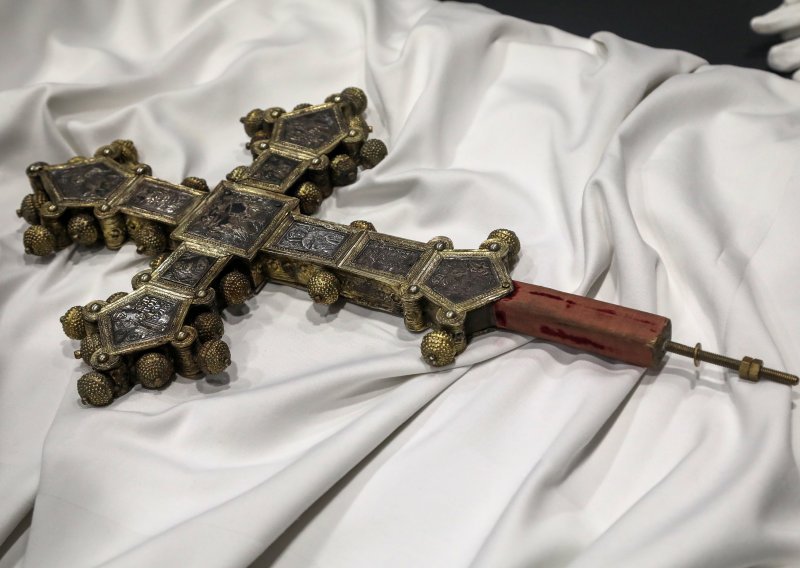 Srebrni križ ukraden u Zadru prije 50 godina vraćen je u Hrvatsku