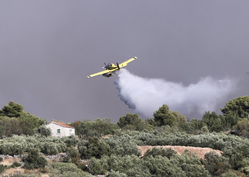 Policija i vatrogasci apeliraju: Ne dižite dronove, ometaju rad kanadera