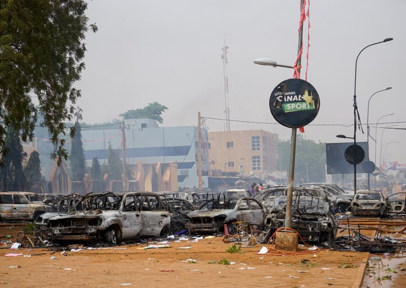 Pariz 'oštro osuđuje' puč u Nigeru i traži oslobađanje Bazouma