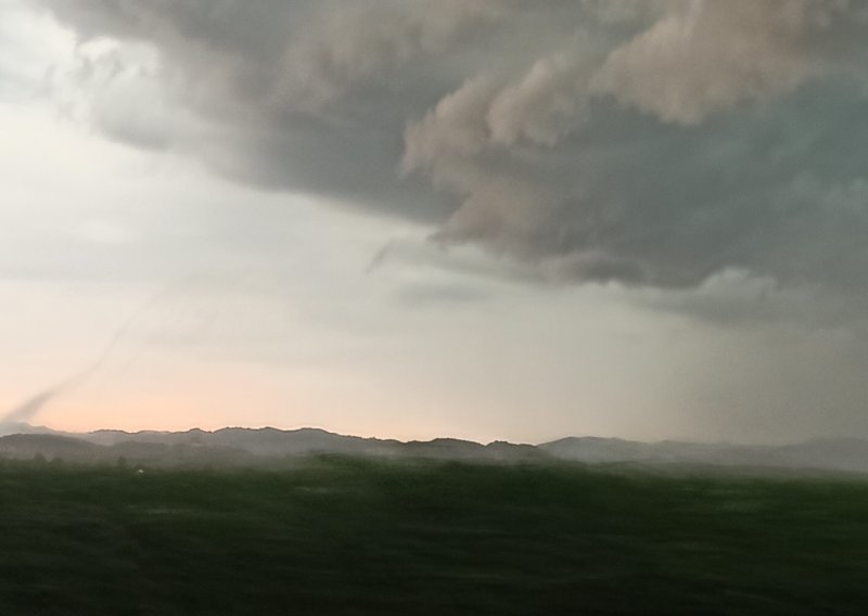 Pogledajte tornado nedaleko od granice Slovenije i Hrvatske