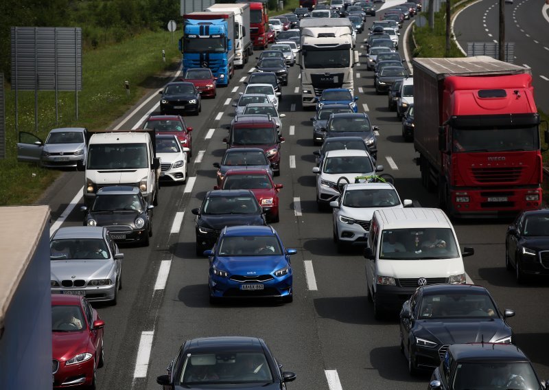 Gužve posvuda na autocesti; usporeno se vozi u oba smjera; na Bajakovu kolona tri kilometra