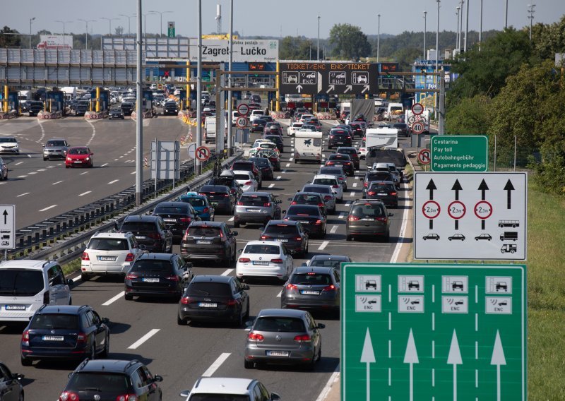 Kolona kod Lučkog kilometar, na Krčkom mostu četiri