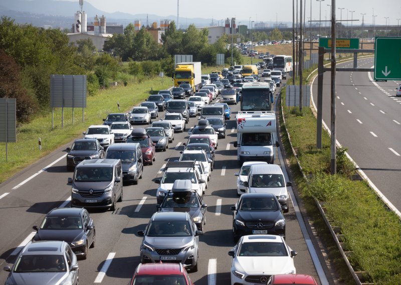 Kilometarske kolone na autocestama, granici i turističkim mjestima