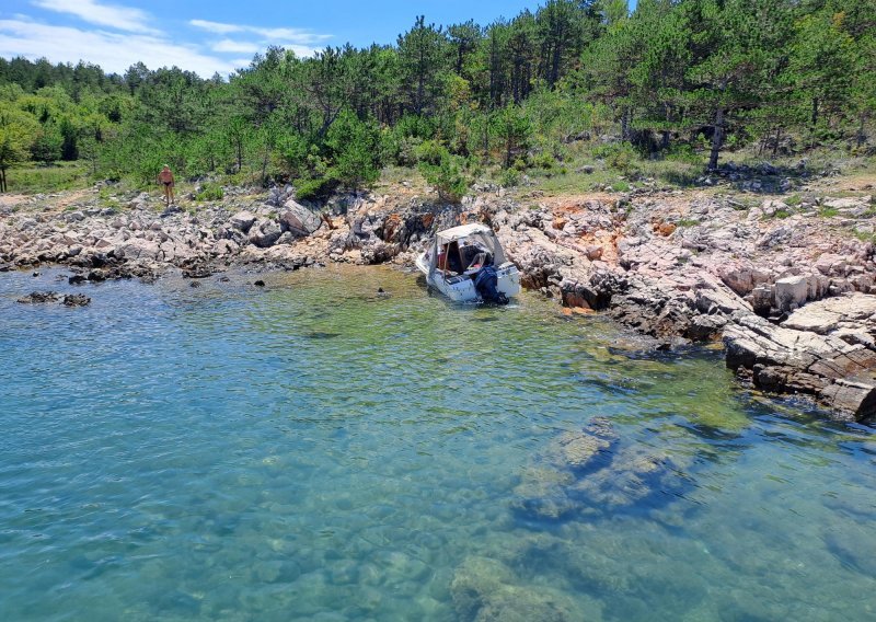 Spašeni brodolomci na Krku, jedna osoba ozlijeđena tijekom pristajanja na Ugljanu