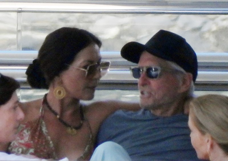 Priljubljeni jedno uz drugo: Catherine Zeta-Jones i Michael Douglas snimljeni na luksuznoj jahti