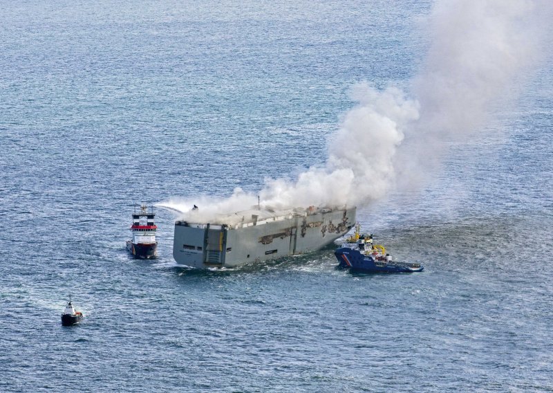 Nastavlja se spašavanje broda s tisućama automobila, požar je ugašen