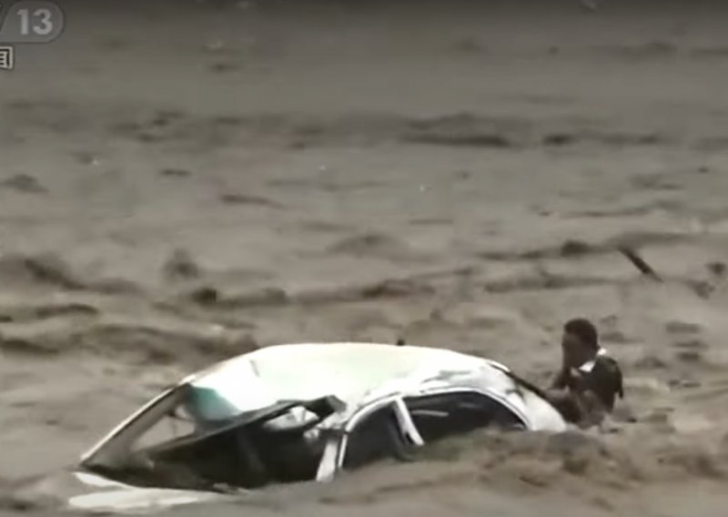 Bujica u Kini nosila auto kao da je igračka, čudo spasilo vozača. Pogledajte snimku