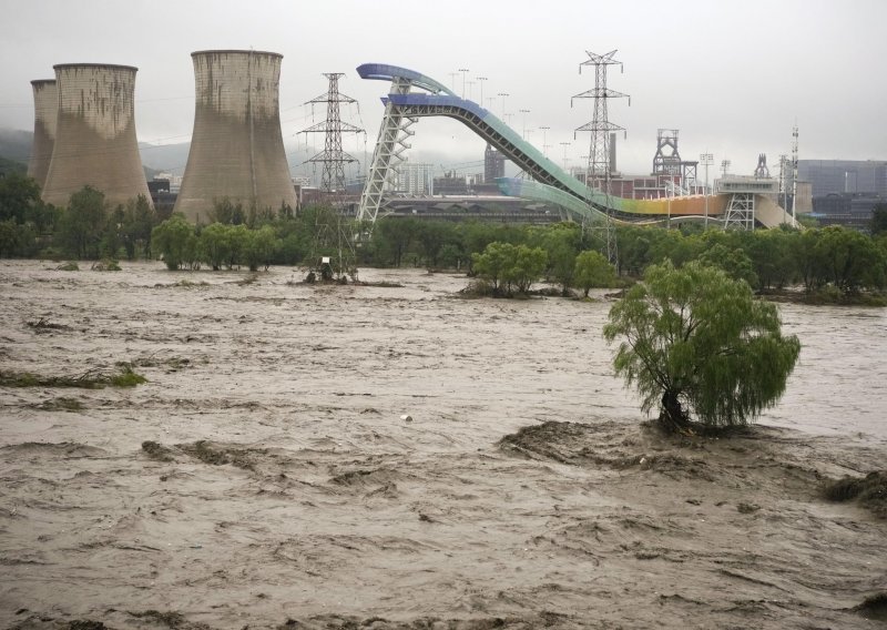 Snažna oluja u Pekingu odnijela 11 života, 27 ljudi nestalo, pomaže i vojska