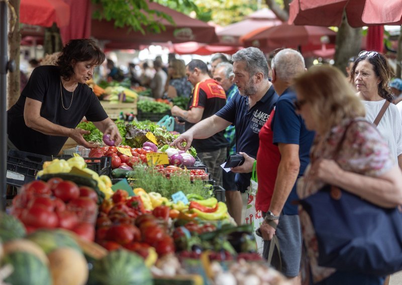 Cijene voća i povrća su bezobrazne: Breskve i krastavci su poskupjeli - duplo!