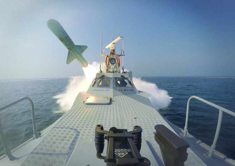Iran predstavio nova plovila s projektilima dometa 600 km