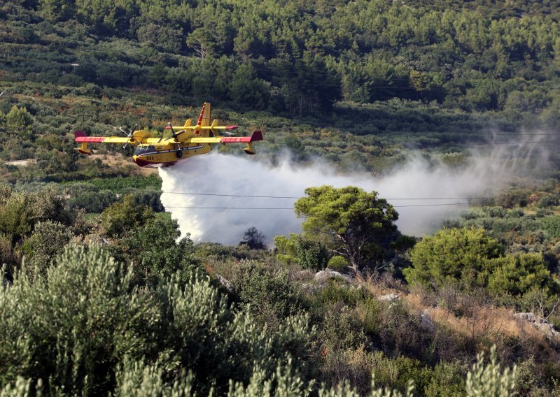 Iako je požar kod Zadra lokaliziran, dodatne vatrogasne snage su u pripremi