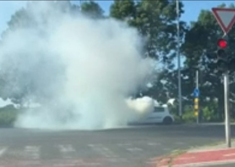 [VIDEO] Gori auto u zagrebačkoj Branimirovoj ulici