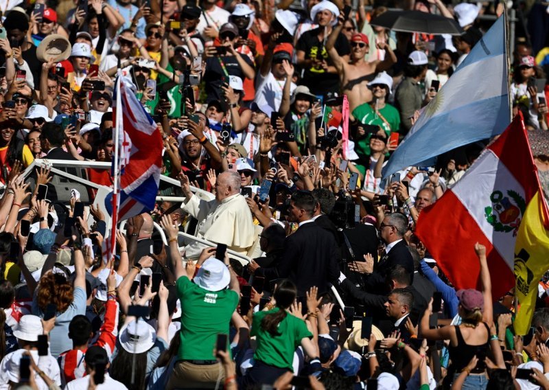 Tisuće vjernika u portugalskom svetištu Fatimi čekaju dolazak pape