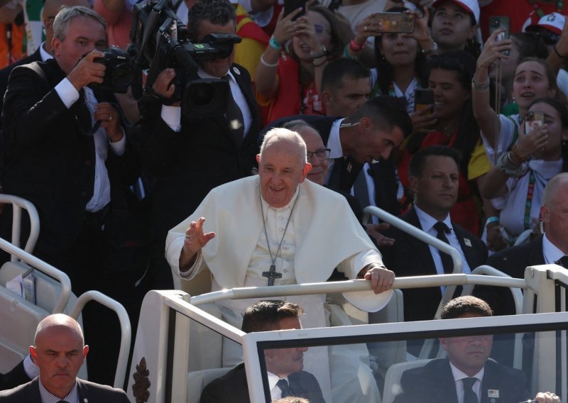 Papa u Portugalu: Čuvajte se lažne sreće koju vam nude društvene mreže