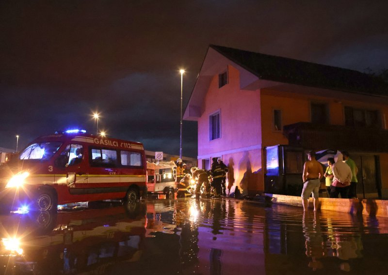 'Hvala Bogu, spasili smo je': Bujica nosila automobil u kojem je bila žena