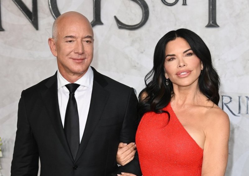 Jeff Bezos i Lauren Sanchez proslavili zaruke, a s njima partijao i Bill Gates