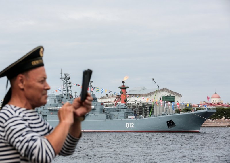 Ruski brod ispalio hice upozorenja prema teretnom brodu na Crnom moru