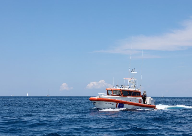 Hitna pomorska služba uspješno prevezla ozlijeđenog dječaka s otoka na kopno