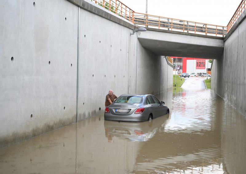 Muškarac u Zagrebu automobilom zaglavio u poplavljenom podvožnjaku
