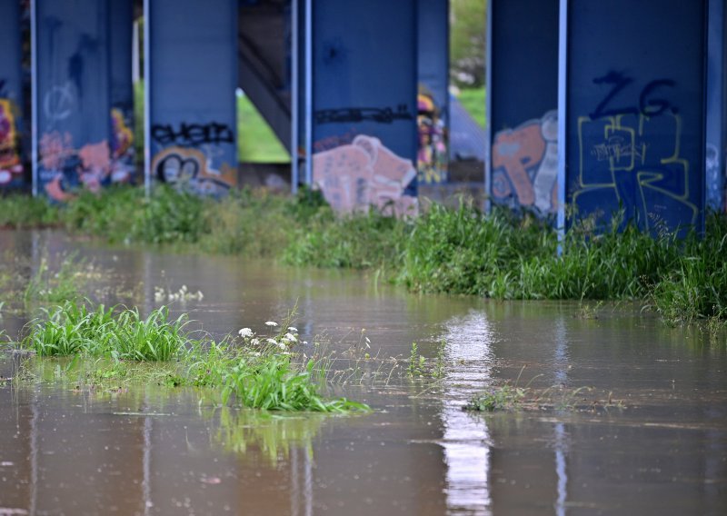 Rijeka Sava se izlila iz svog korita u Zagrebu, sve službe u pripravnosti