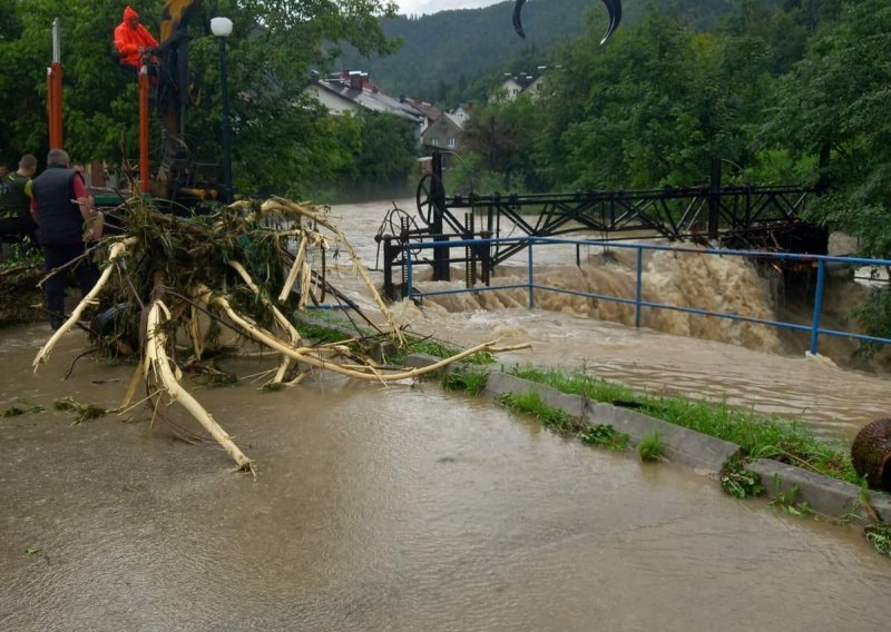 Bujica umalo urušila branu u Čabru, zajednička akcija spasila veću katastrofu