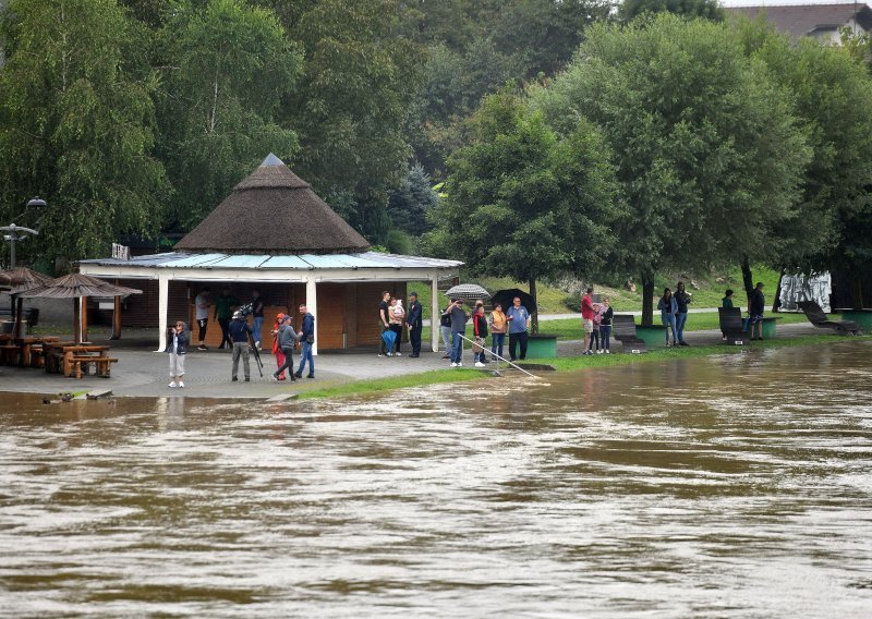 Mura se izlila na šetnicu u Murskom Središću