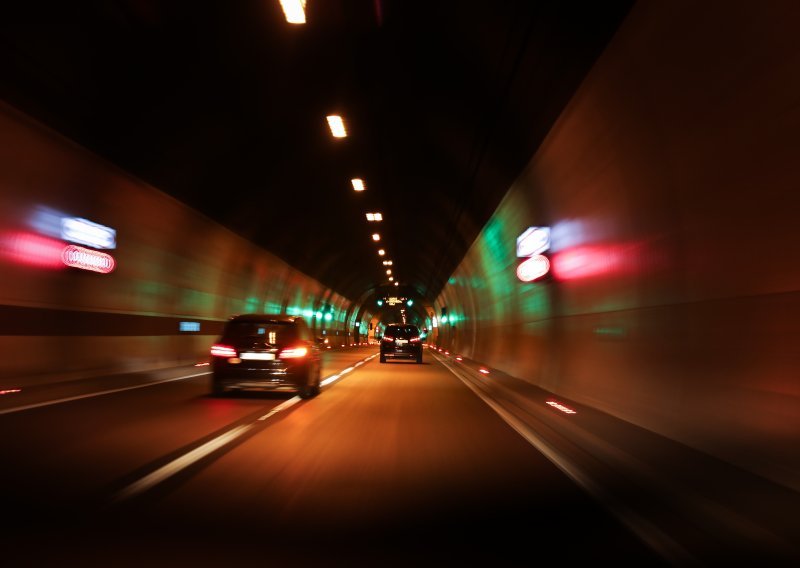 Privremeno prekinut promet u tunelu Mala Kapela u smjeru Zagreba