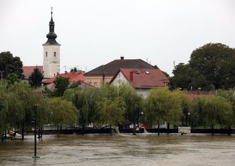 U Varaždinu poplavljen dio šume i izletišta Drava, građani upozoreni