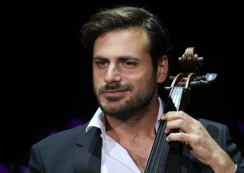 Stjepan Hauser oduševio fanove fotografijom na kojoj pozira sa svojim roditeljima