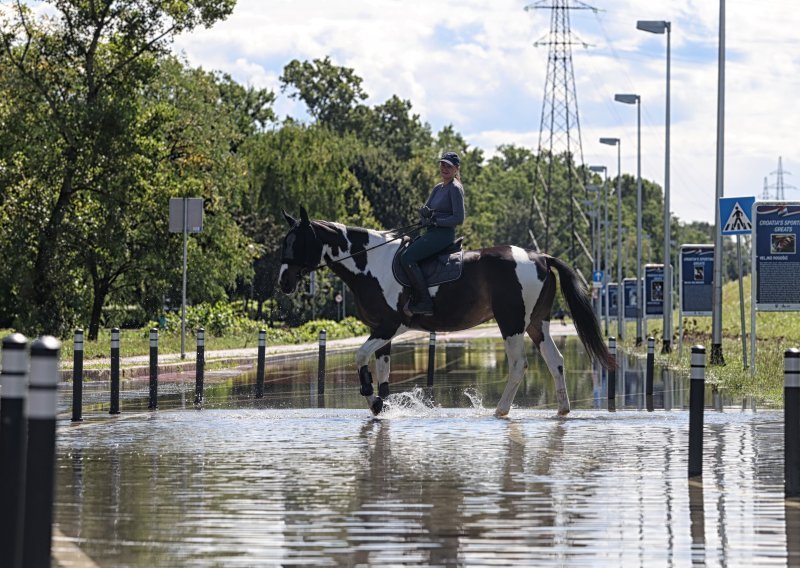 Južna strana Jaruna je poplavljena, zabranjen promet, najsigurnije je na konjima