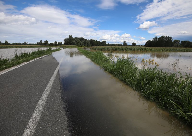 Drava se izlila i u Virovitičko-podravskoj, pojedine kuće uz rijeku ugrožene