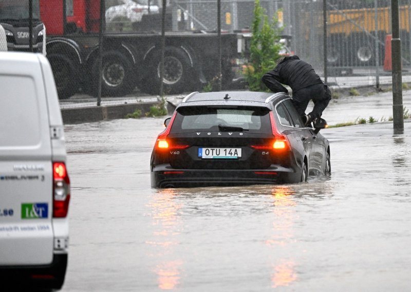 Snažna oluja Hans pogodila Švedsku i Norvešku, potopila domove i ceste