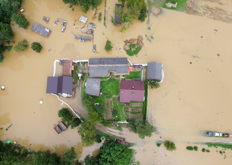 Zastrašujuće fotografije iz zraka pokazuju razmjere poplavljenog sela Drnje