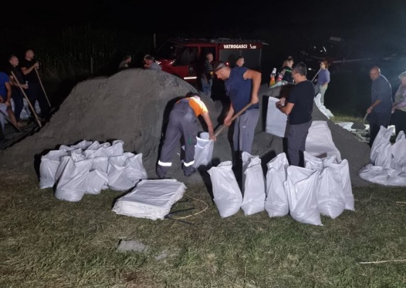 Očekuje se vrhunac vodnog vala: U Drnju i Hlebinama situacija za sada pod kontrolom