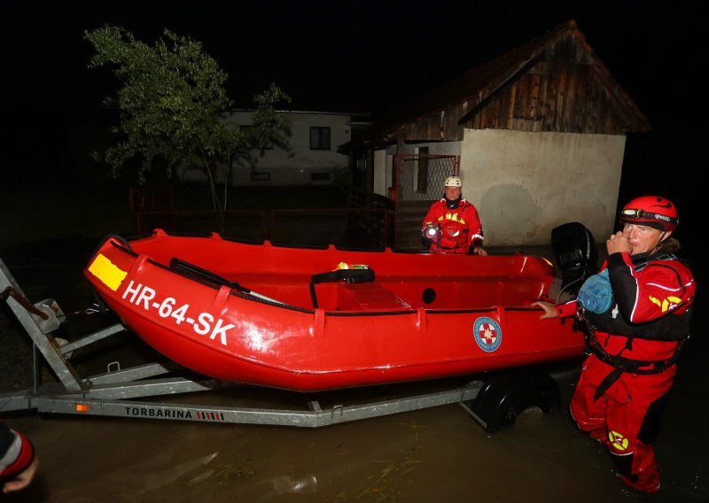 Drama na moru kod Paga: Dvojicu turista odnijela bura i bacila na stijene