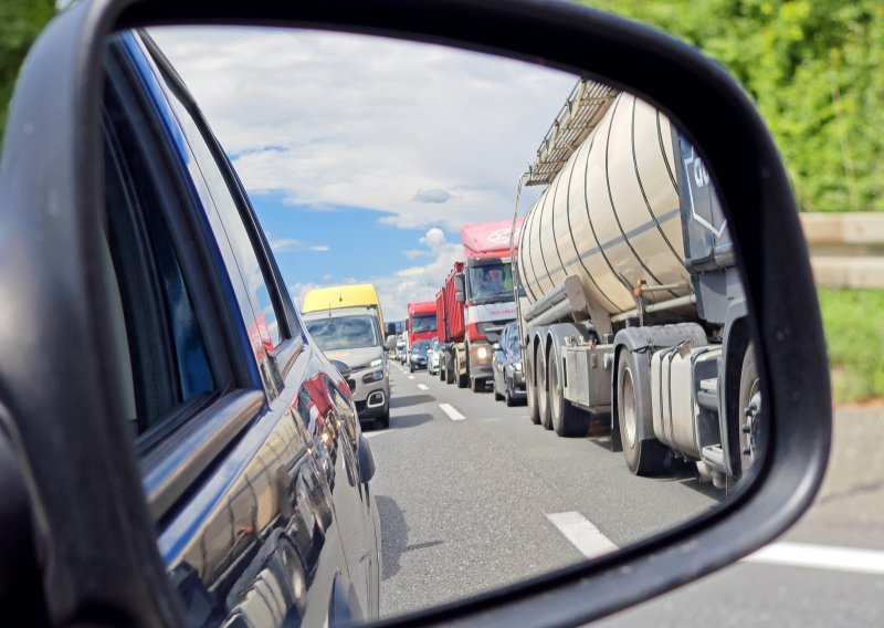Nesreće otežavaju promet na autocestama i državnim cestama
