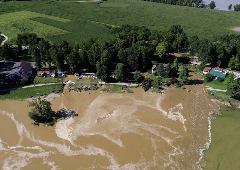 Pada Drava kod Botova, povukla se voda iz Šoderice, ali je i dalje kritično