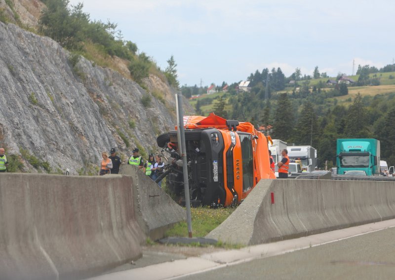 Vozač koji je skrivio nesreću na A6 je umirovljenik, upitno je li radio legalno