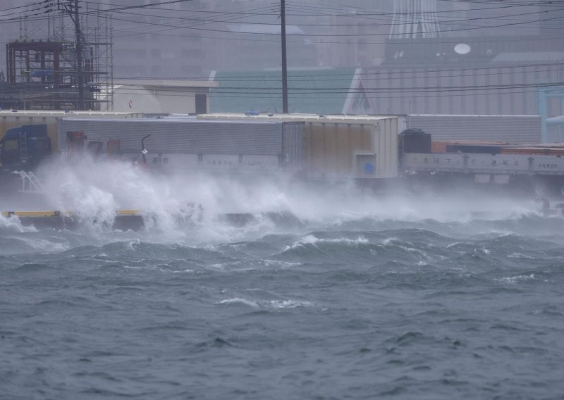 Japan i Južnu Koreju zahvatio tajfun Khanun, s istoka prijeti još jedna oluja