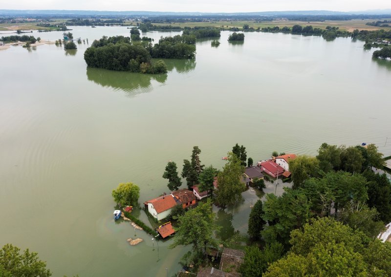 Vrh vodenoga vala prošao Terezino Polje, vodostaj kod Botova pao za metar i pol