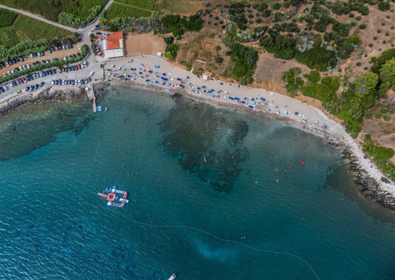 Okružena vinogradima, ova predivna plaža na Korčuli nudi savršeno čisto more i fini pijesak