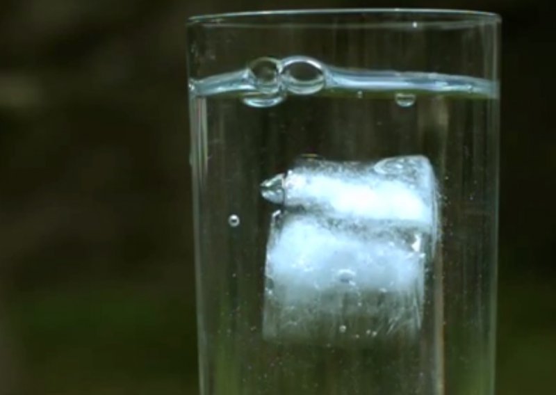 Zašto kocka leda puca kada je uronimo u vodu