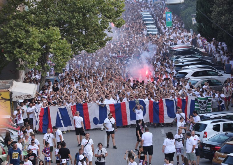 Pogledajte fantastičnu atmosferu u Splitu; Torcida u korteu krenula prema Poljudu