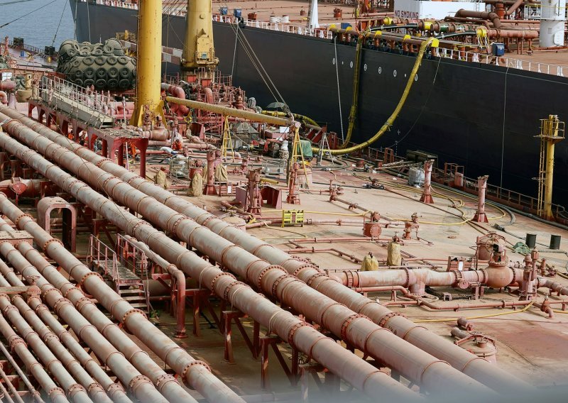 Završeno prekrcavanje nafte s oštećenog tankera u Crvenom moru