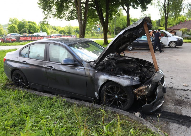 U Splitu se zapalio BMW