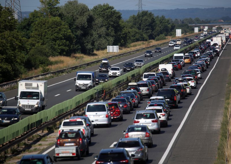 Kolone prema moru i u unutrašnjosti: Evo kakvo je stanje na cestama