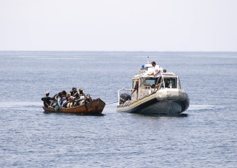 Najmanje dvije žrtve u brodolomu migranata kod Tunisa, među njima dijete