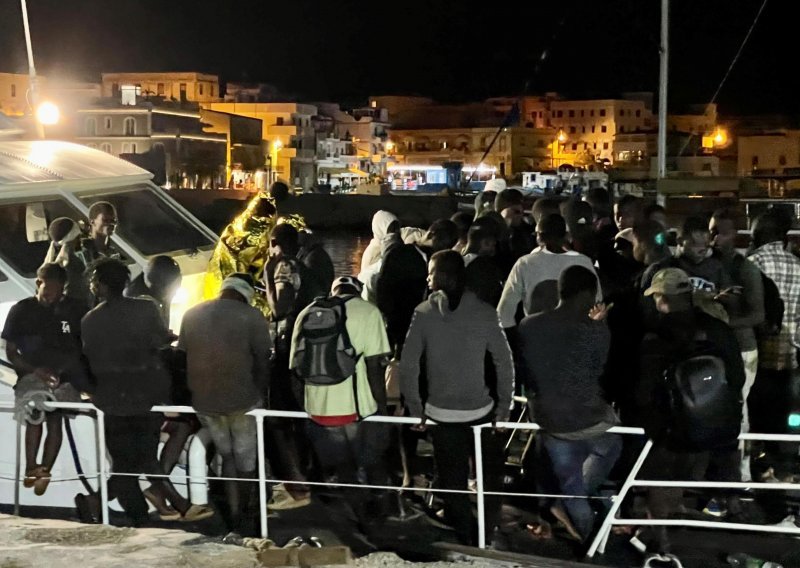 Gotovo 1000 afričkih migranata samo ovog vikenda stiglo na Lampedusu